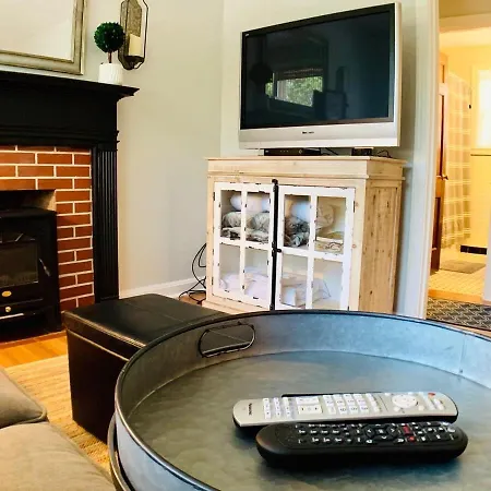 Villa Fairgrounds Playground - Weho - 1Bd 1Ba